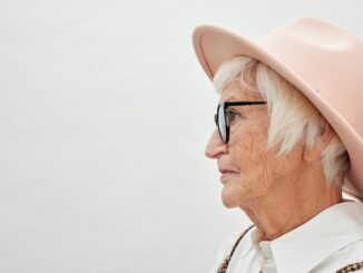 une femme senior autonome