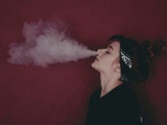jeune femme qui vapote