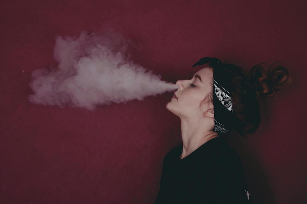 jeune femme qui vapote